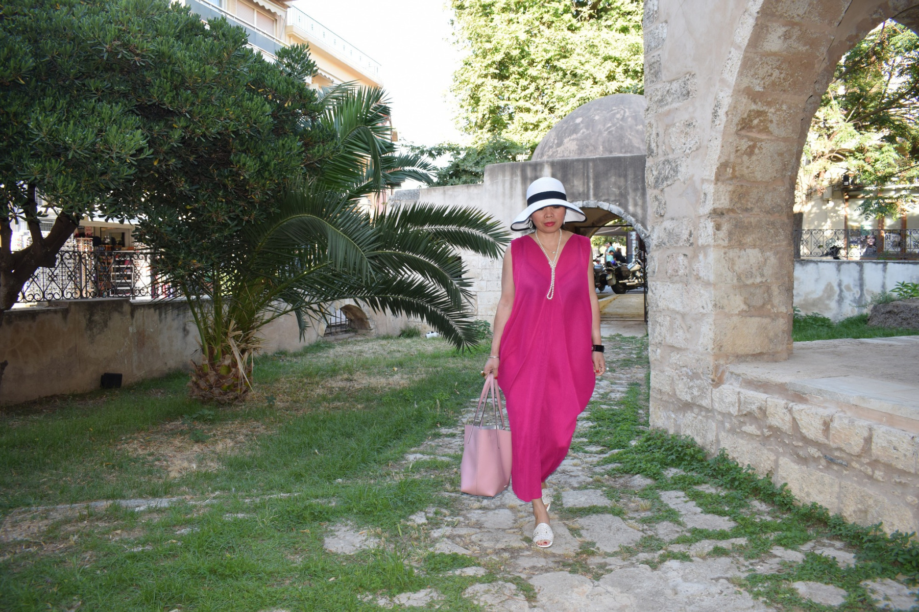 Μια κοπέλα περπατά στην αυλή του ιστορικού Τζαμιού Καρά Μουσά, στην οδό Αρκαδίου στο Ρέθυμνο.