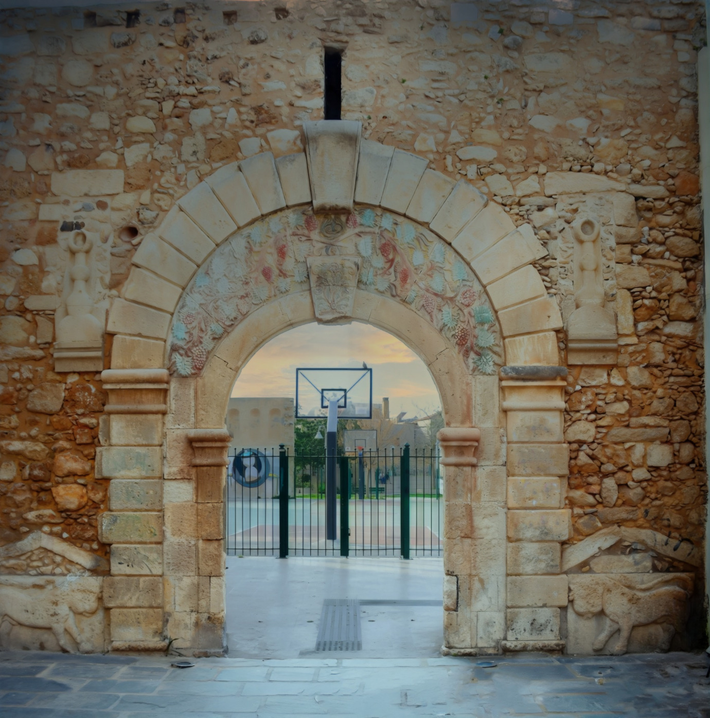 Ιστορική ενετική πύλη με ανάγλυφα λιοντάρια και κληματαριά, στην οδό Αγίου Φραγκίσκου, που οδηγεί στην πλατεία Μικρασιατών στο Ρέθυμνο.