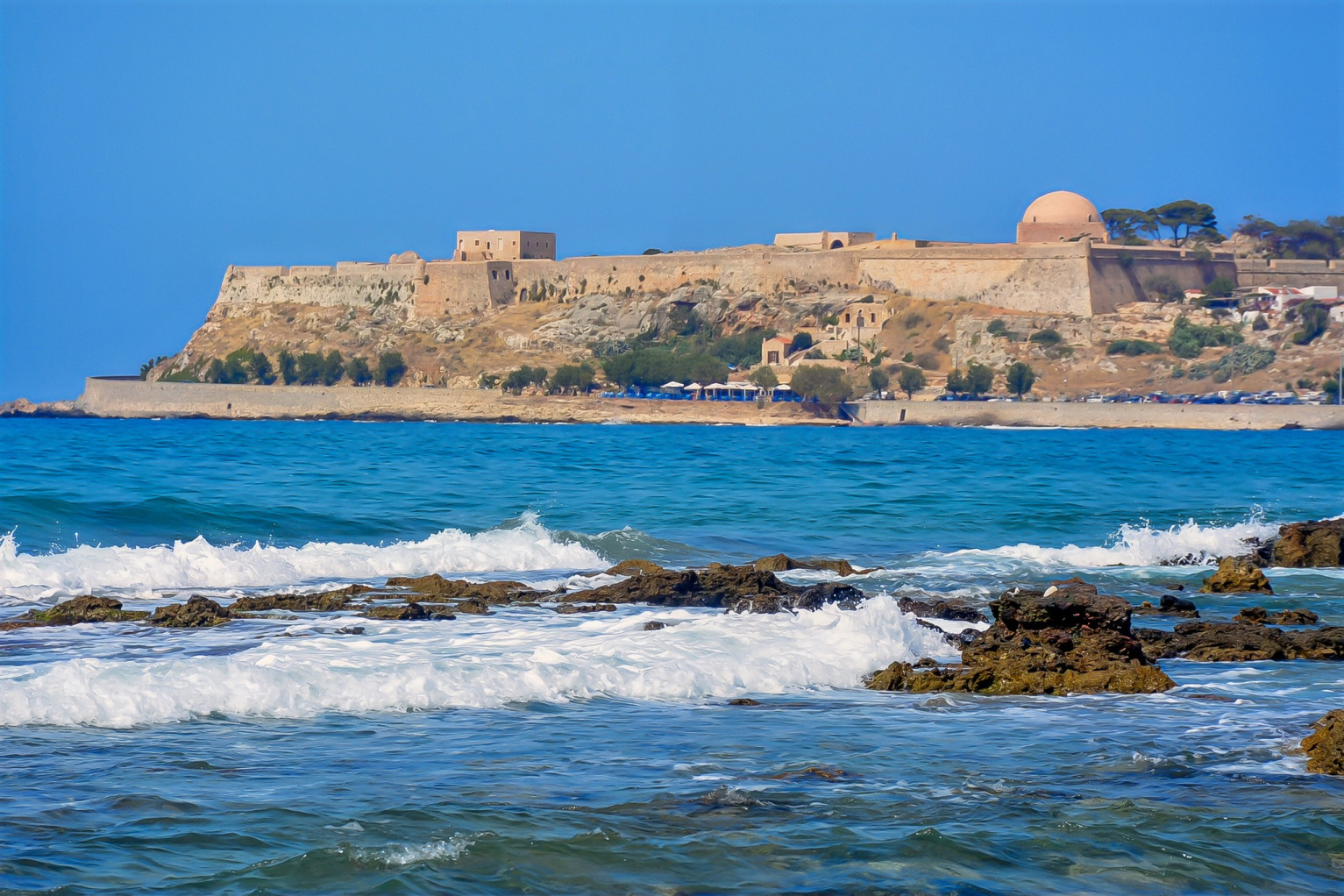Φορτέτζα (Fortezza) Το εντυπωσιακό ενετικό κάστρο που δεσπόζει στην κορυφή του λόφου του Παλαιού Ρεθύμνου είναι το σήμα κατατεθέν της πόλης. Χτίστηκε τον 16ο αιώνα για να προστατεύσει τους κατοίκους από τις οθωμανικές επιδρομές. Μέσα στα τείχη του θα βρεις τον καθεδρικό ναό του Αγίου Νικολάου (όπου αργότερα χτίστηκε το Τζαμί του Σουλτάνου Ιμπραήμ) και απολαμβάνεις πανοραμική θέα στην πόλη και τη θάλασσα.