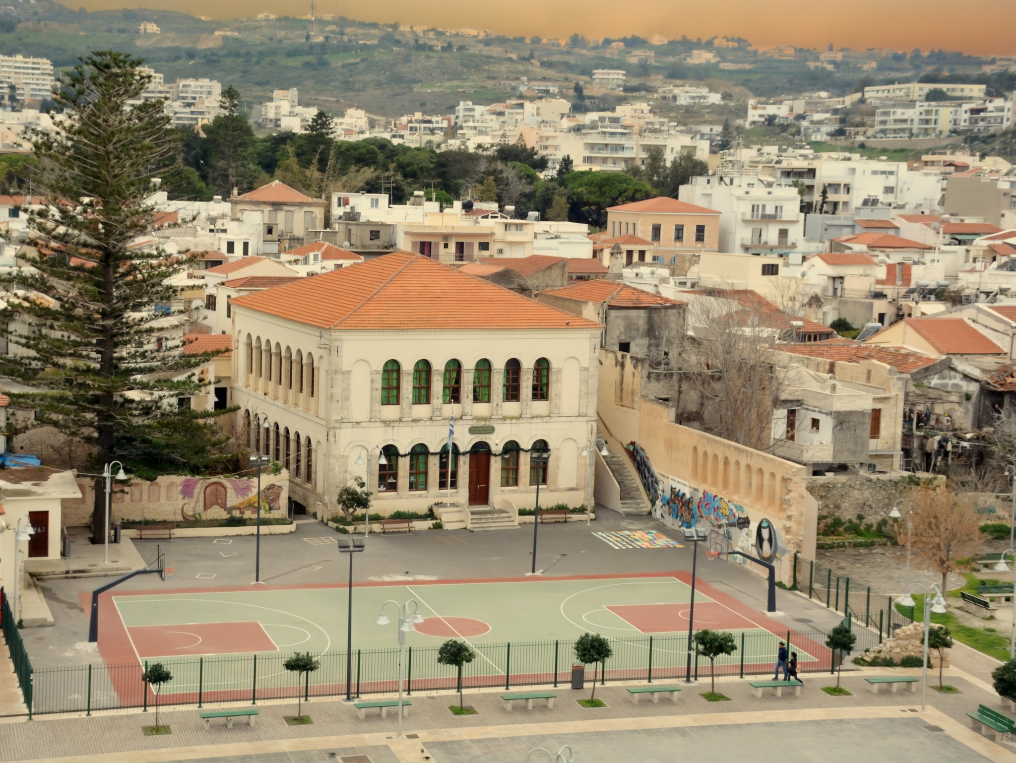 Ιστορικό κτίριο τουρκικού σχολείου στο Ρέθυμνο, το οποίο σήμερα λειτουργεί ως ελληνικό δημοτικό σχολείο.