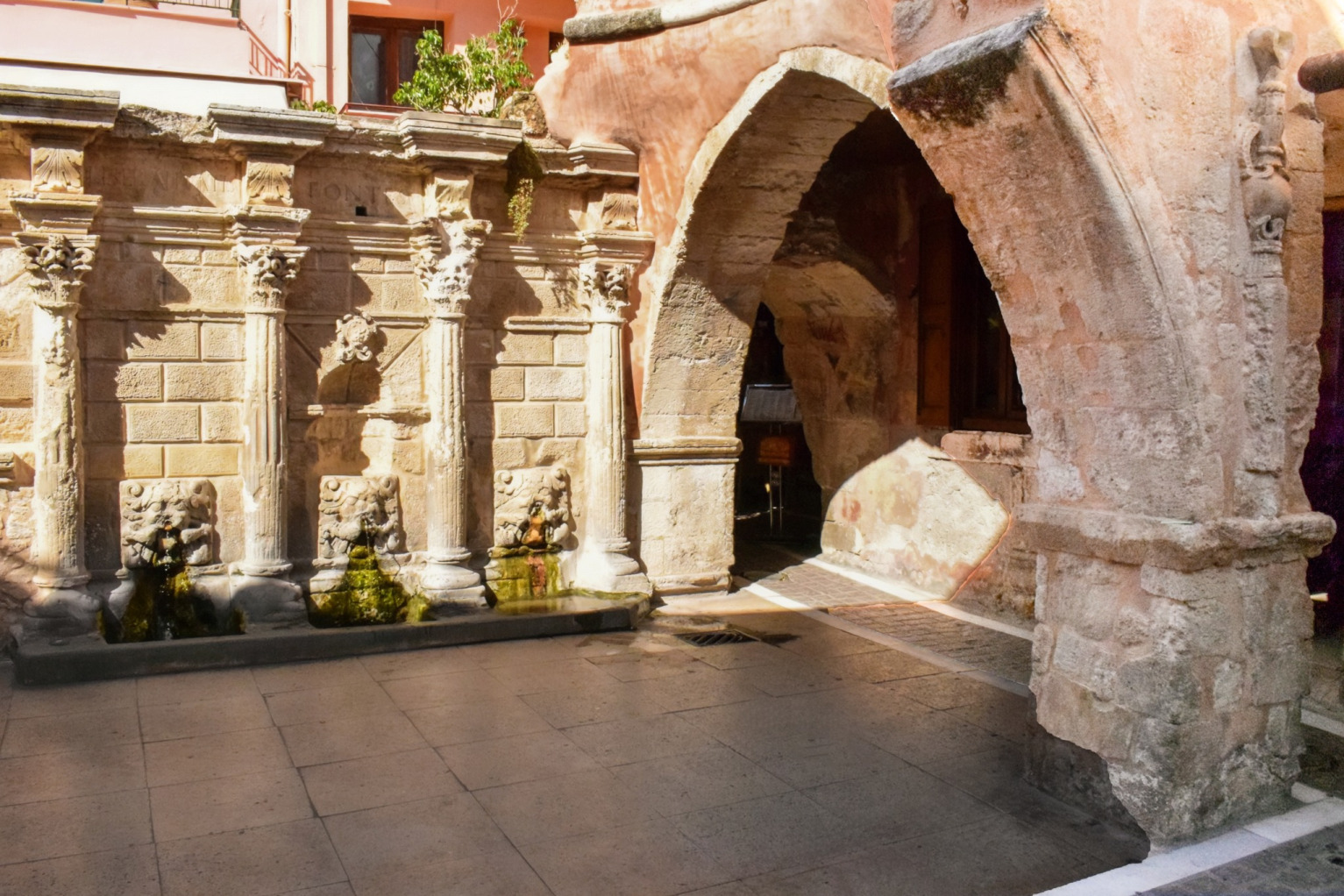 Rimondi Fountain  Βρίσκεται στην Πλατεία Πλατάνου και είναι ένα από τα πιο καλοδιατηρημένα βενετσιάνικα μνημεία της πόλης. Κατασκευάστηκε το 1626 από τον Ρέκτορα A. Rimondi. Είναι διακοσμημένο με τρεις κεφαλές λιονταριών από τις οποίες τρέχει νερό. Αποτελεί ένα υπέροχο δείγμα της αρχιτεκτονικής της εποχής